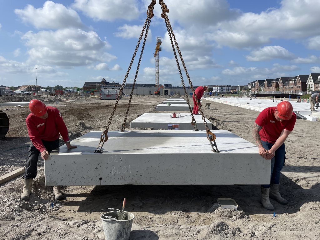 Sohlplatten der Geräteschuppen für 76 Häuser